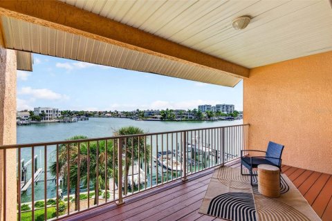 Townhouse in Treasure Island, Florida 3 bedrooms, 224.36 sq.m. № 2379809 - photo 23