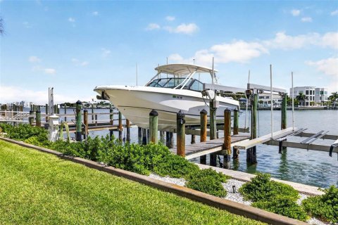 Townhouse in Treasure Island, Florida 3 bedrooms, 224.36 sq.m. № 2379809 - photo 3