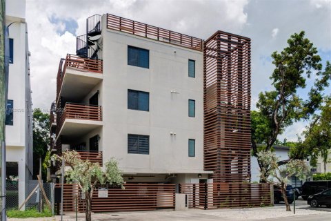 Commercial property in Miami, Florida 781.49 sq.m. № 1704039 - photo 1