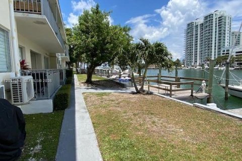 House in North Bay Village, Florida 2 bedrooms, 90.77 sq.m. № 2086403 - photo 12