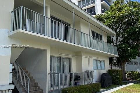 House in North Bay Village, Florida 2 bedrooms, 90.77 sq.m. № 2086403 - photo 3