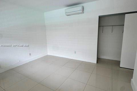 House in North Bay Village, Florida 2 bedrooms, 90.77 sq.m. № 2086403 - photo 8