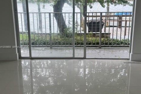 House in North Bay Village, Florida 2 bedrooms, 90.77 sq.m. № 2086403 - photo 4