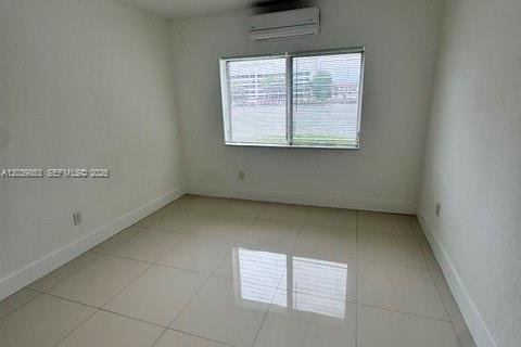 House in North Bay Village, Florida 2 bedrooms, 90.77 sq.m. № 2086403 - photo 6