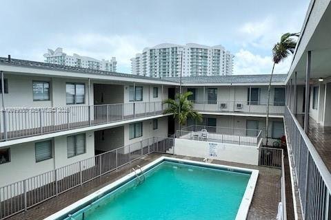 House in North Bay Village, Florida 2 bedrooms, 90.77 sq.m. № 2086403 - photo 11