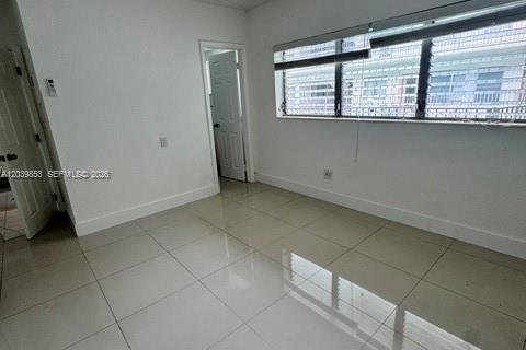 House in North Bay Village, Florida 2 bedrooms, 90.77 sq.m. № 2086403 - photo 9