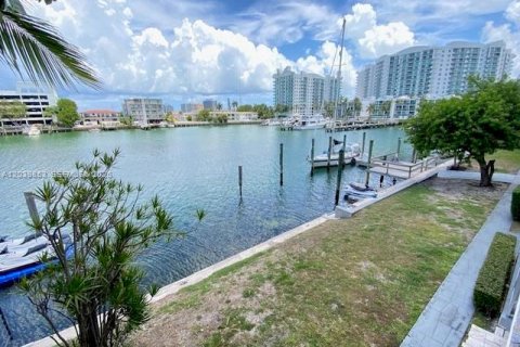 House in North Bay Village, Florida 2 bedrooms, 90.77 sq.m. № 2086403 - photo 13