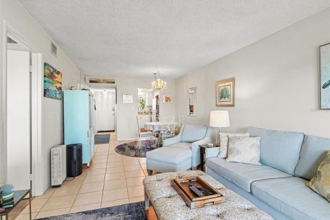 Condo in Bradenton, Florida, 2 bedrooms № 2198156 - photo 11