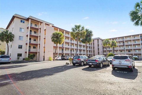Condo in Bradenton, Florida, 2 bedrooms № 2198156 - photo 2