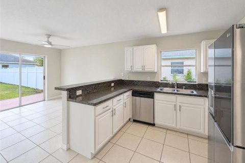House in Lakeland, Florida 3 bedrooms, 124.86 sq.m. № 2426855 - photo 2