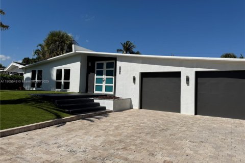 House in Fort Lauderdale, Florida 4 bedrooms, 203.83 sq.m. № 1955970 - photo 1