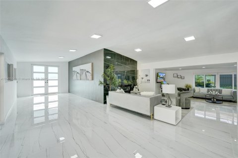 House in Fort Lauderdale, Florida 4 bedrooms, 203.83 sq.m. № 1955970 - photo 20
