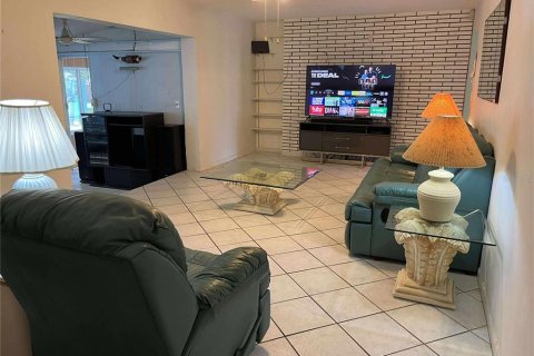 House in Brandon, Florida 3 bedrooms, 215.35 sq.m. № 1815674 - photo 6