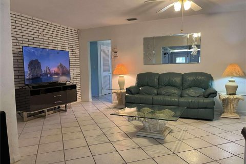 House in Brandon, Florida 3 bedrooms, 215.35 sq.m. № 1815674 - photo 5
