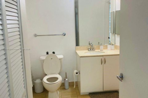 Condo in Miami, Florida, 1 bedroom  № 2023034 - photo 9