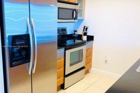 Condo in Miami, Florida, 1 bedroom  № 2023034 - photo 10