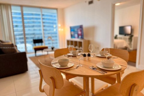 Condo in Miami, Florida, 1 bedroom  № 2023034 - photo 3