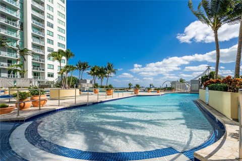 Condominio en alquiler en Miami, Florida, 1 dormitorio, 90.86 m2 № 2081059 - foto 15