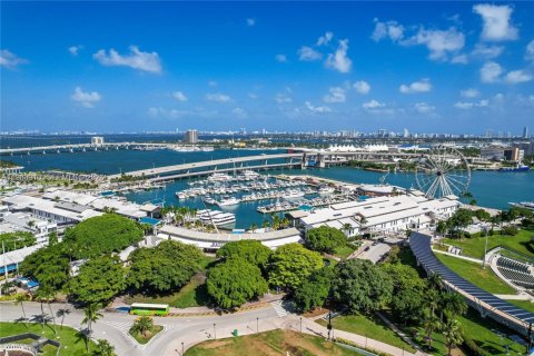 Condominio en alquiler en Miami, Florida, 1 dormitorio, 90.86 m2 № 2081059 - foto 30