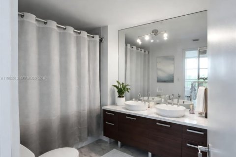 Condominio en alquiler en Miami, Florida, 1 dormitorio, 90.86 m2 № 2081059 - foto 5