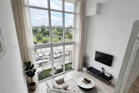 Condominio en alquiler en Miami, Florida, 1 dormitorio, 90.86 m2 № 2081059 - foto 2