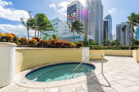 Condominio en alquiler en Miami, Florida, 1 dormitorio, 90.86 m2 № 2081059 - foto 14