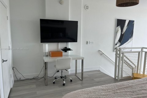 Condominio en alquiler en Miami, Florida, 1 dormitorio, 90.86 m2 № 2081059 - foto 4