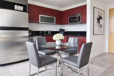 Condominio en alquiler en Miami, Florida, 1 dormitorio, 90.86 m2 № 2081059 - foto 6
