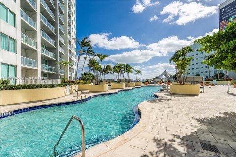 Condominio en alquiler en Miami, Florida, 1 dormitorio, 90.86 m2 № 2081059 - foto 13