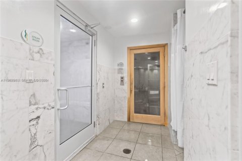 Condominio en alquiler en Miami, Florida, 1 dormitorio, 90.86 m2 № 2081059 - foto 19