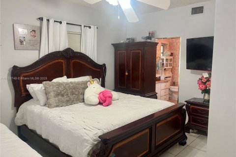 House in Miami Springs, Florida 3 bedrooms, 108.7 sq.m. № 1985364 - photo 7