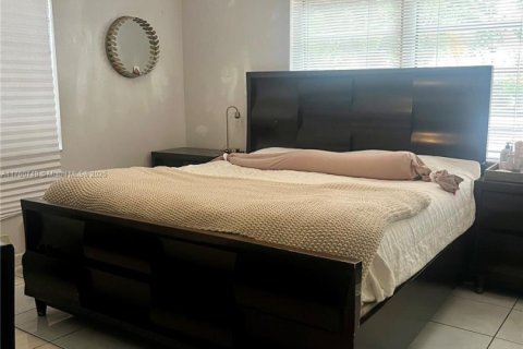 House in Miami Springs, Florida 3 bedrooms, 108.7 sq.m. № 1985364 - photo 8