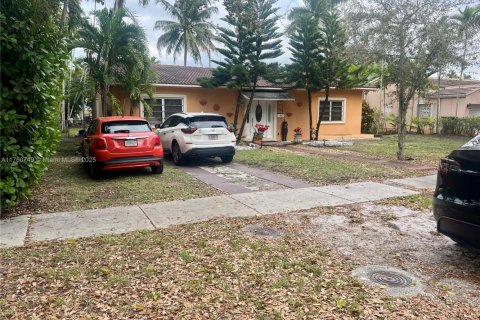 House in Miami Springs, Florida 3 bedrooms, 108.7 sq.m. № 1985364 - photo 2