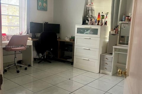 House in Miami Springs, Florida 3 bedrooms, 108.7 sq.m. № 1985364 - photo 9