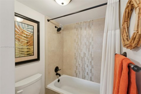 Condo in Hillsboro Beach, Florida, 2 bedrooms  № 1731338 - photo 19