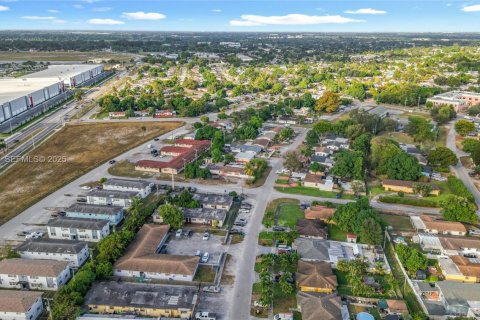 House in Opa-locka, Florida 4 bedrooms, 158.96 sq.m. № 1976787 - photo 5