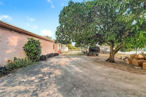 House in Opa-locka, Florida 4 bedrooms, 158.96 sq.m. № 1976787 - photo 8