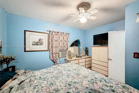 House in Opa-locka, Florida 4 bedrooms, 158.96 sq.m. № 1976787 - photo 28