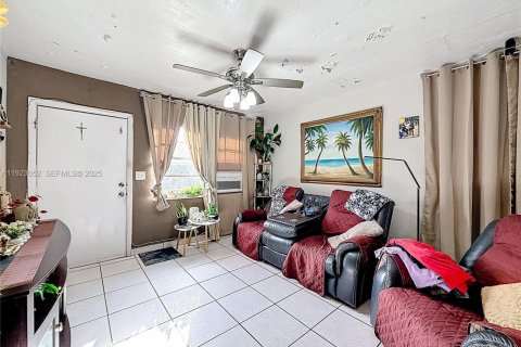 House in Opa-locka, Florida 4 bedrooms, 158.96 sq.m. № 1976787 - photo 13