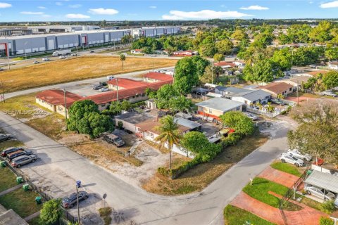 House in Opa-locka, Florida 4 bedrooms, 158.96 sq.m. № 1976787 - photo 3