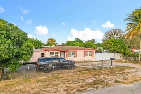House in Opa-locka, Florida 4 bedrooms, 158.96 sq.m. № 1976787 - photo 4