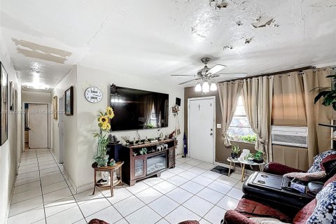 House in Opa-locka, Florida 4 bedrooms, 158.96 sq.m. № 1976787 - photo 15