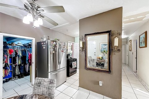 House in Opa-locka, Florida 4 bedrooms, 158.96 sq.m. № 1976787 - photo 16