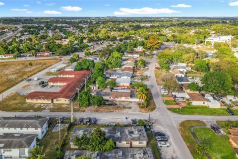 House in Opa-locka, Florida 4 bedrooms, 158.96 sq.m. № 1976787 - photo 6