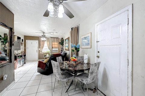 House in Opa-locka, Florida 4 bedrooms, 158.96 sq.m. № 1976787 - photo 18