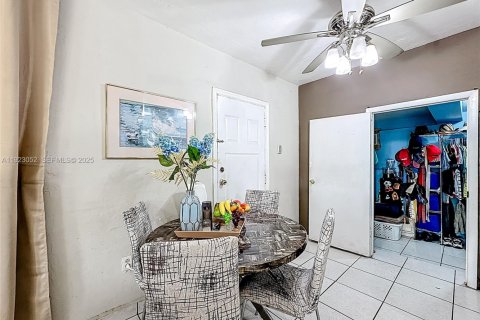 House in Opa-locka, Florida 4 bedrooms, 158.96 sq.m. № 1976787 - photo 17