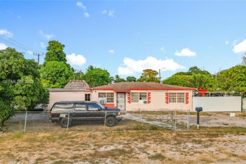 House in Opa-locka, Florida 4 bedrooms, 158.96 sq.m. № 1976787 - photo 1