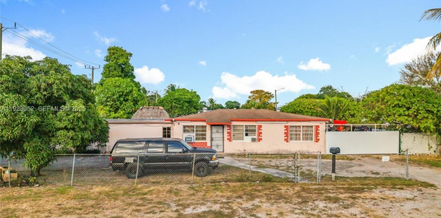 House in Opa-locka, Florida 4 bedrooms, 158.96 sq.m. № 1976787