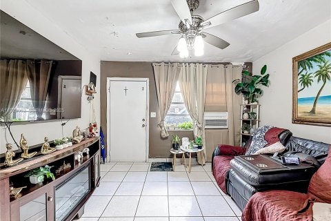 House in Opa-locka, Florida 4 bedrooms, 158.96 sq.m. № 1976787 - photo 14