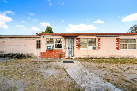 House in Opa-locka, Florida 4 bedrooms, 158.96 sq.m. № 1976787 - photo 10